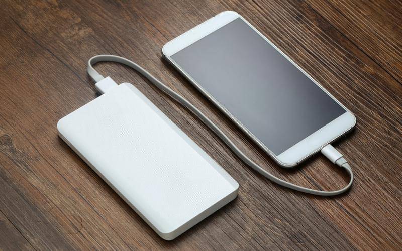 ilustrasi Isi ulang daya HP pakai power bank