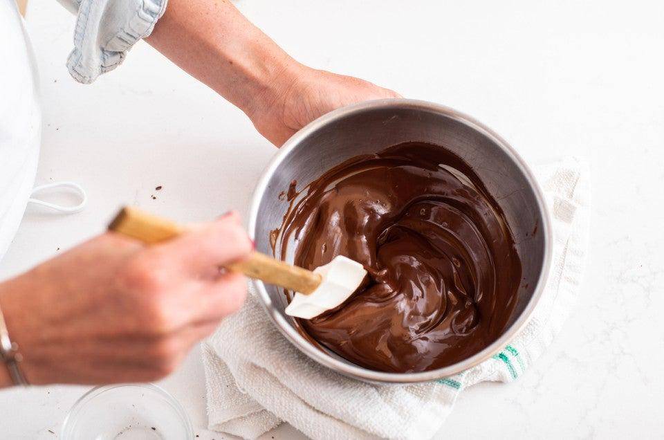 ilustrasi mengaduk cokelat 