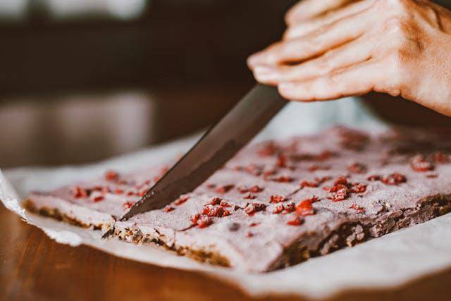 ilustrasi memotong brownies 