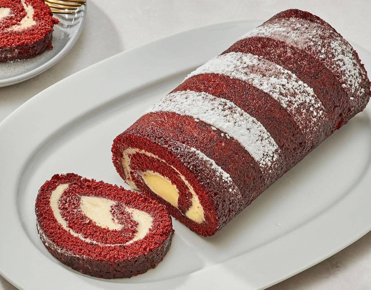 ilustrasi red velvet roll cake