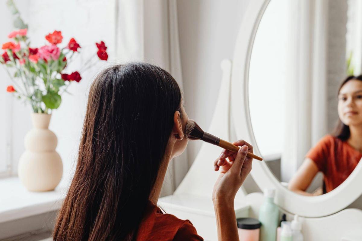 ilustrasi menggunakan powder makeup (pexels.com/Kaboompics.com)