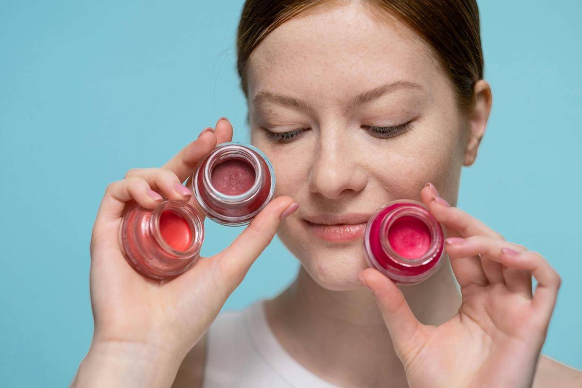 ilustrasi menggunakan lipbalm (pexels.com/Ron Lach)