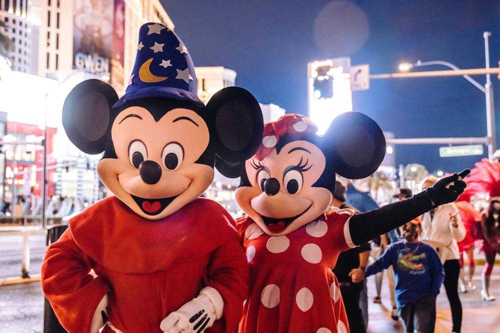 Mickey dan Mini Mouse (unsplash.com/steven lozano)