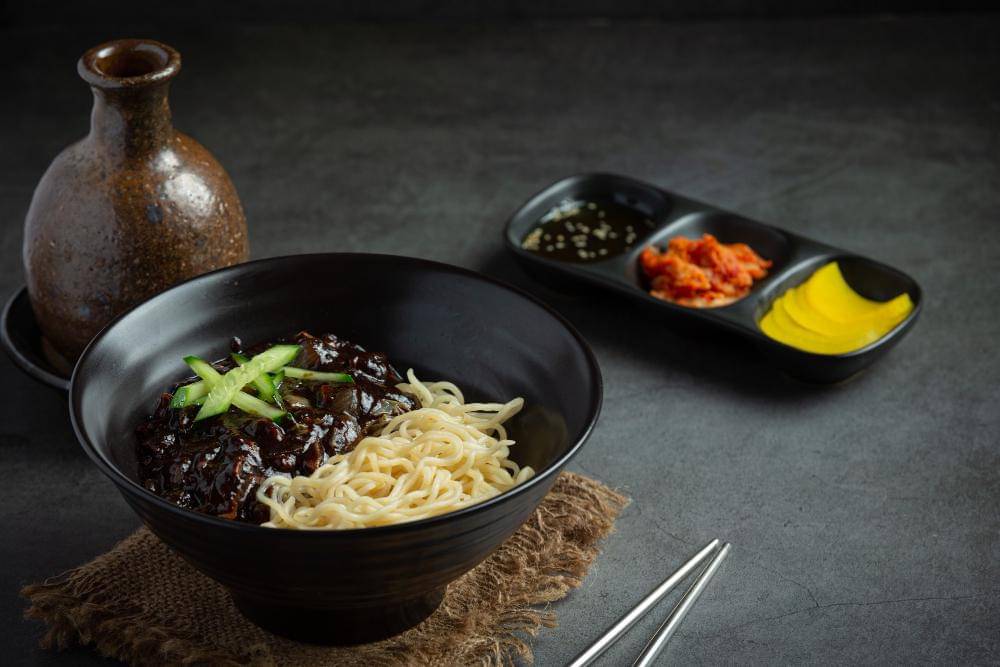 ilustrasi jajangmyeon dan danmuji (freepik.com/jcomp)