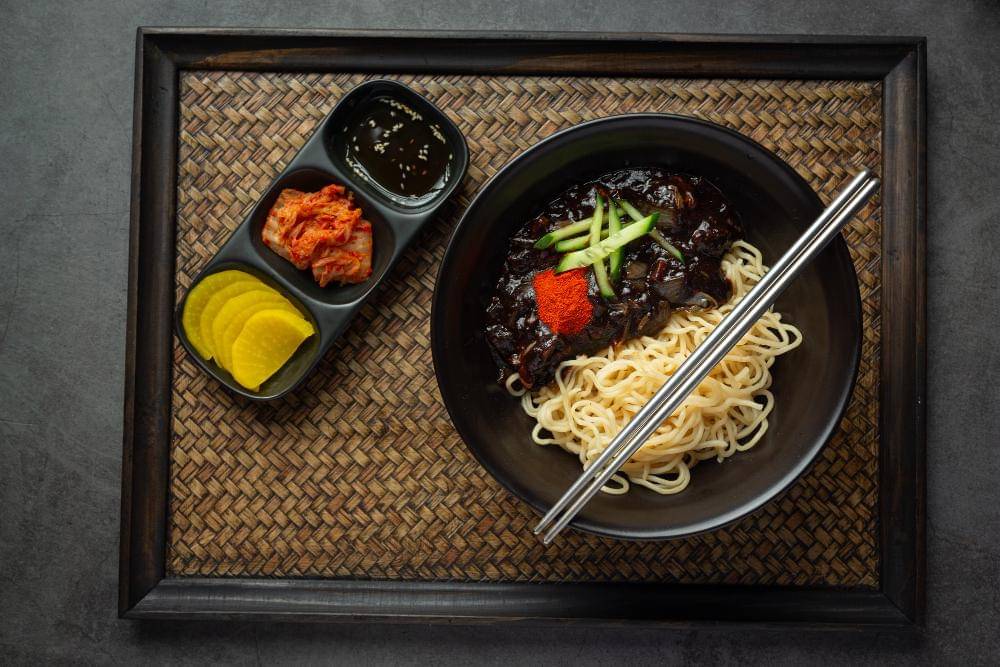 ilustrasi jajangmyeon dan danmuji (freepik.com/jcomp)