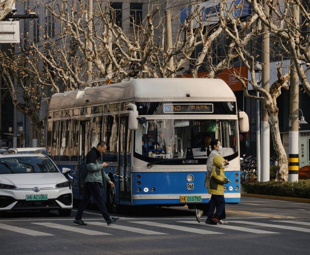bus di Shanghai (unsplash.com/Chen Heng)