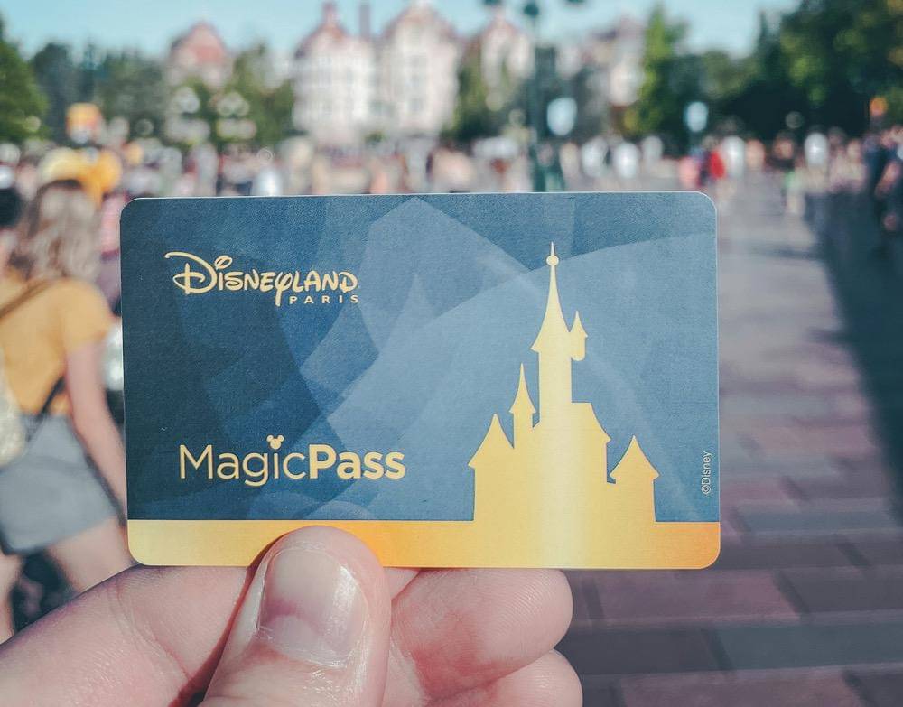 tiket Disneyland (unsplash.com/Milica Spasojevic)