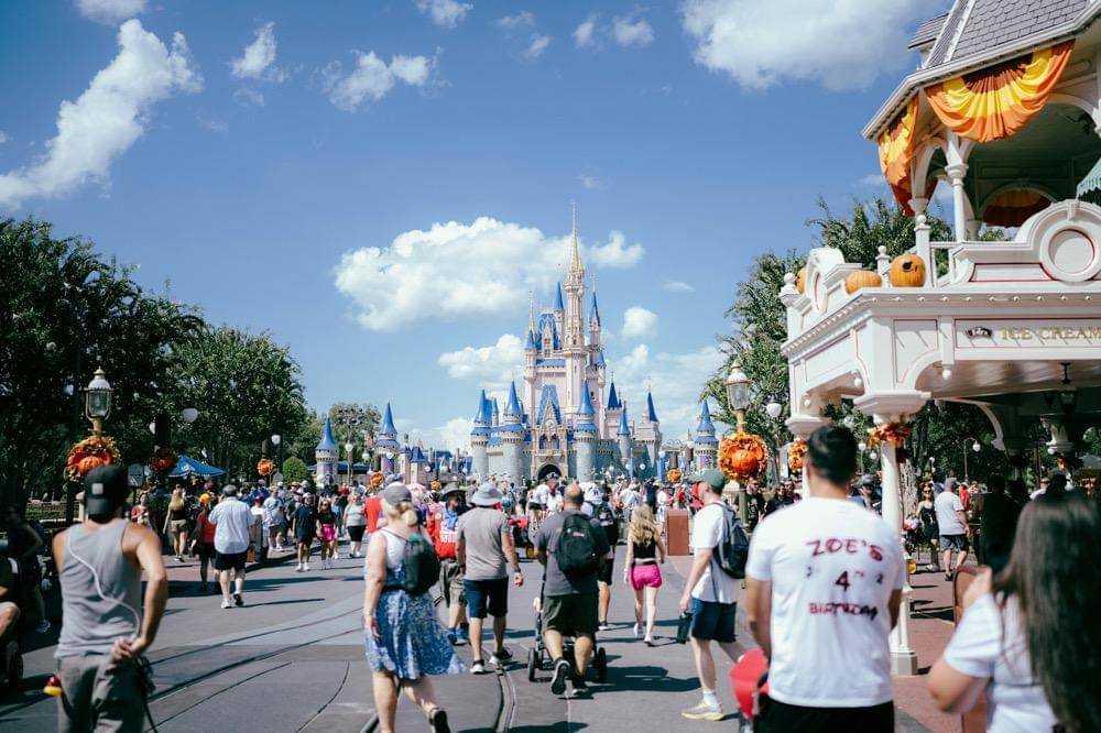 pengunjung Disneyland Shanghai (unsplaah.com/Kurt Harvey)