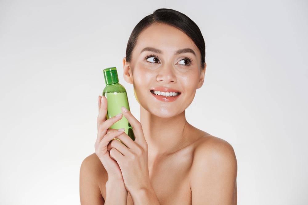 ilustrasi toner mengandung green tea (pexels.com/drobotdean)