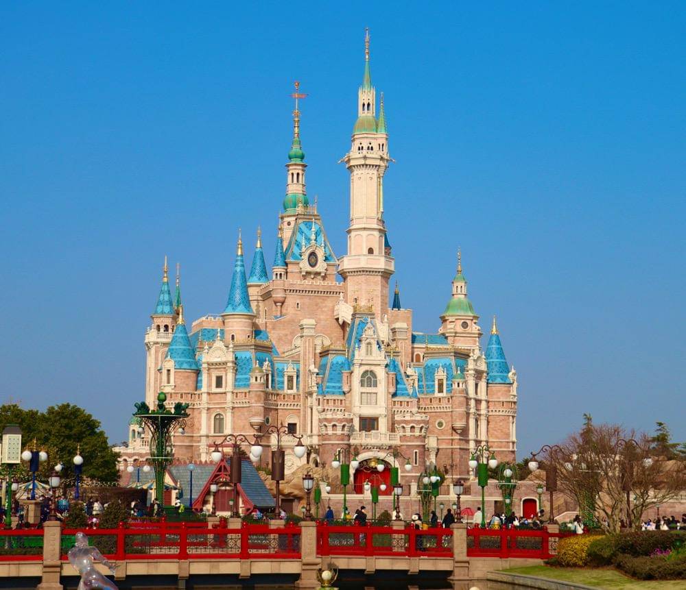 kastil Disneyland Shanghai (unsplash.com/Taha)