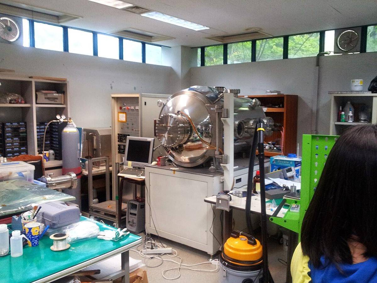 Riset satelit di KAIST (commons.wikimedia.org/Twotwo2019)