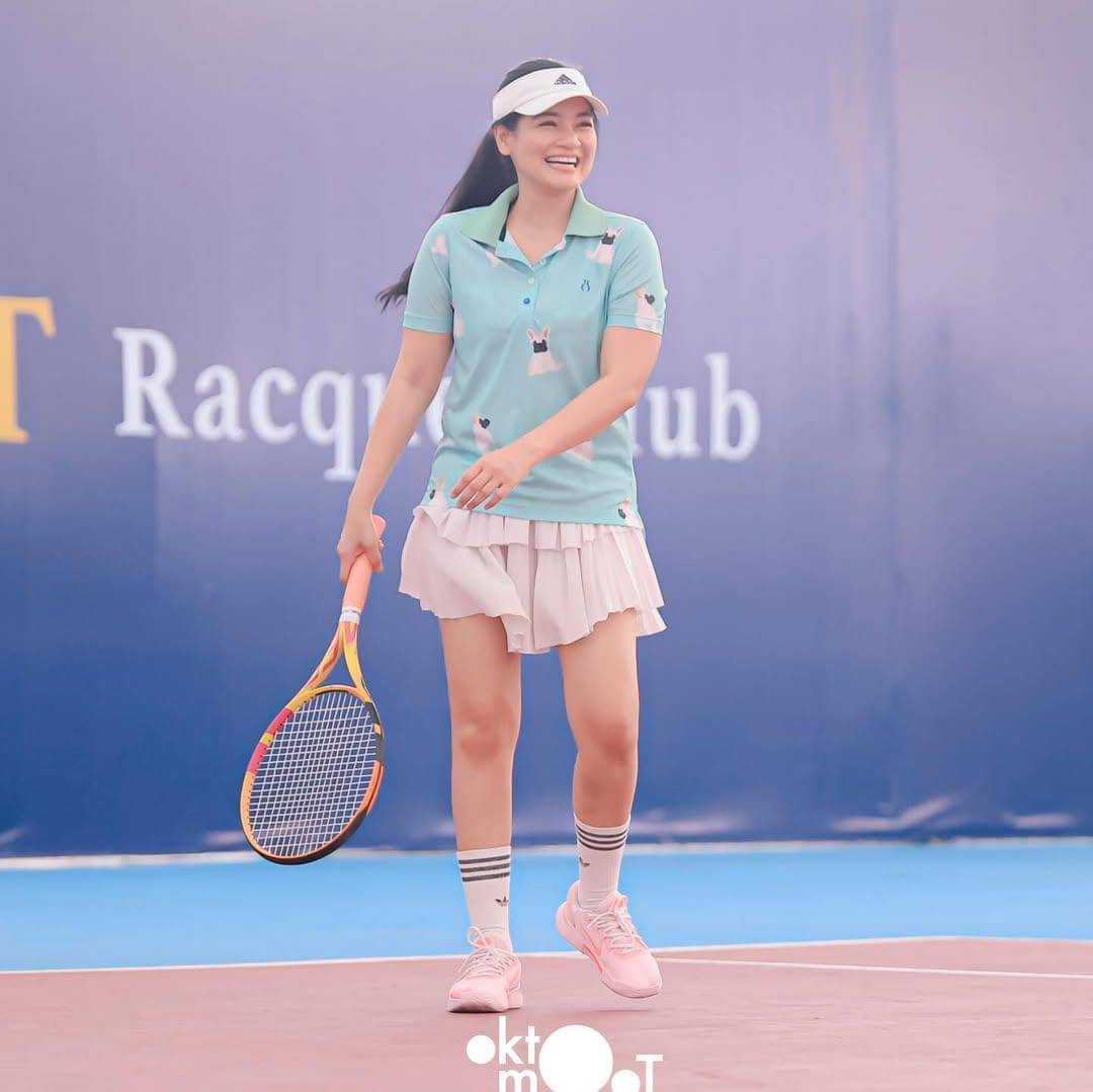 Titi Kamal sedang bermain tenis. (instagram.com/titi_kamall)
