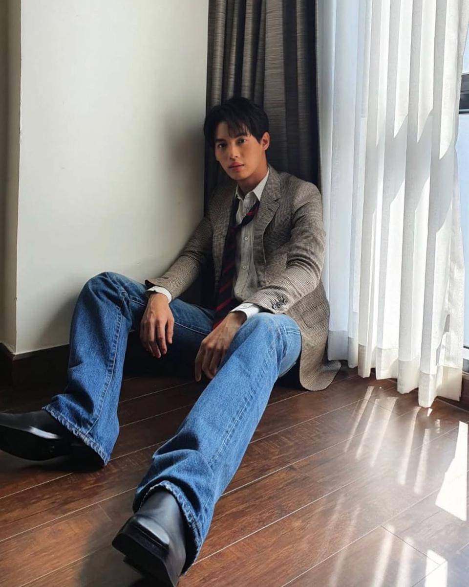 OOTD Kantor ala Win Metawin (instagram.com/winmetawin)
