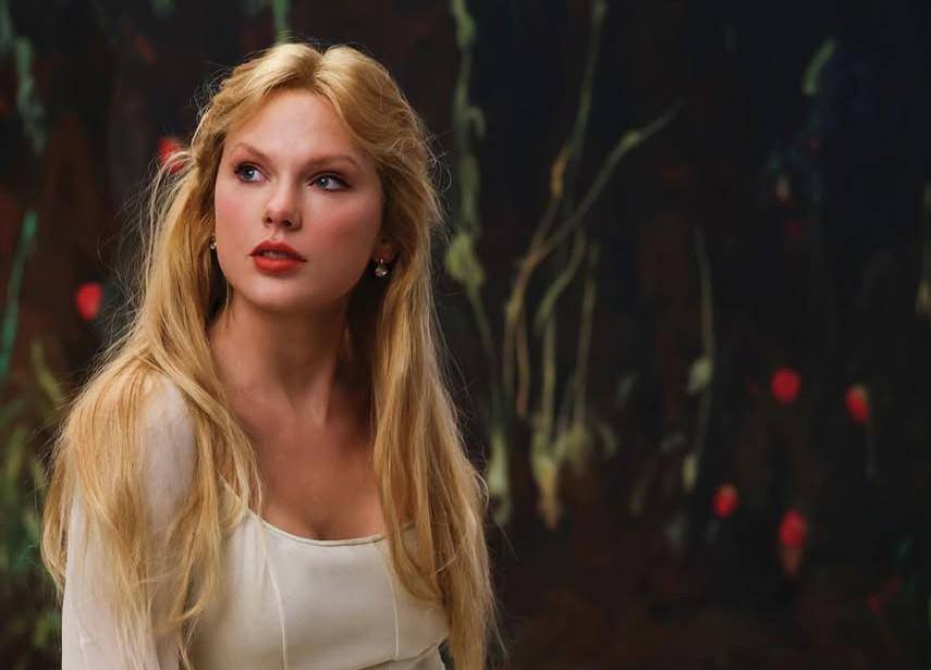 Taylor Swift dalam musik video "The Fate of Ophelia" 