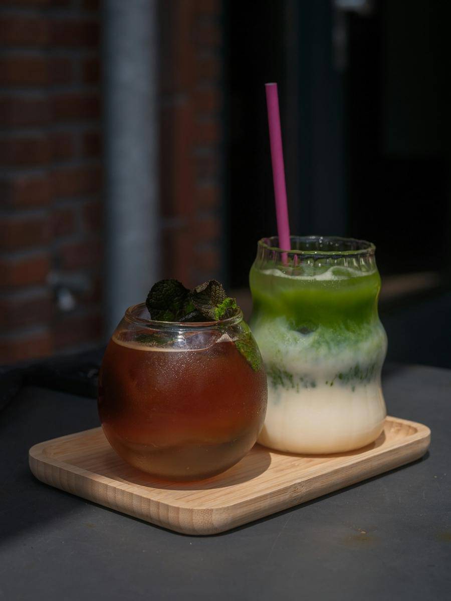 ilustrasi saus strawberry dengan minuman matcha