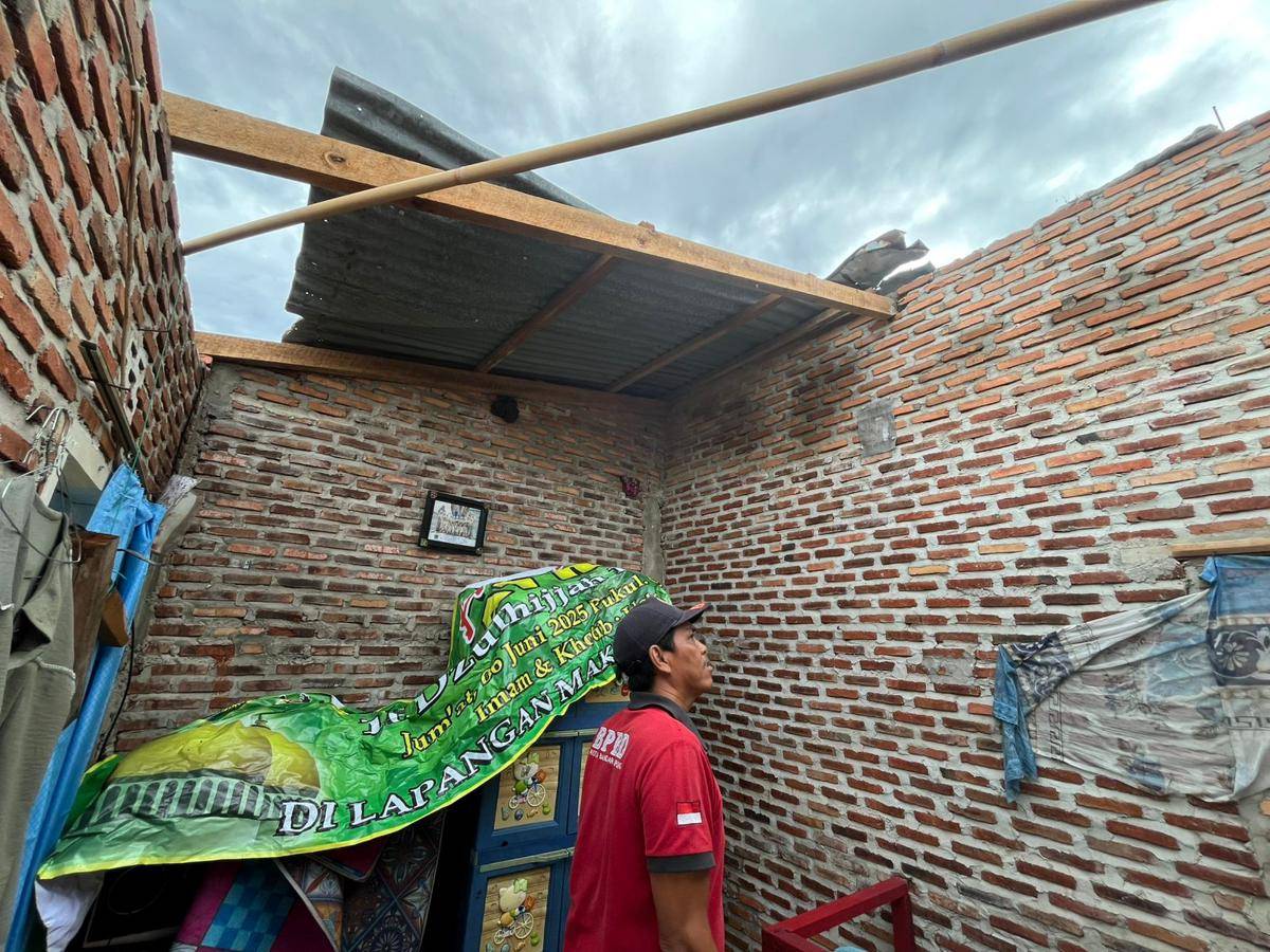 Rumah warga yang terdampak angin puting beliung di Bandar Lampung. (IDN Times/BPBD)