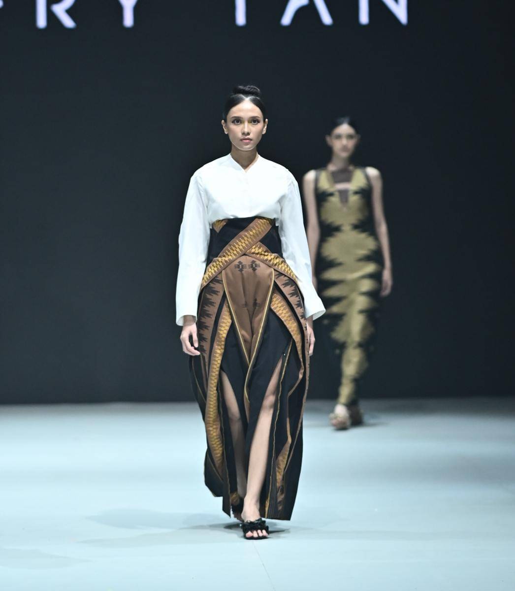 Koleksi CTI X Jeffry Tan di PIFW 2025 (dok. rilis)