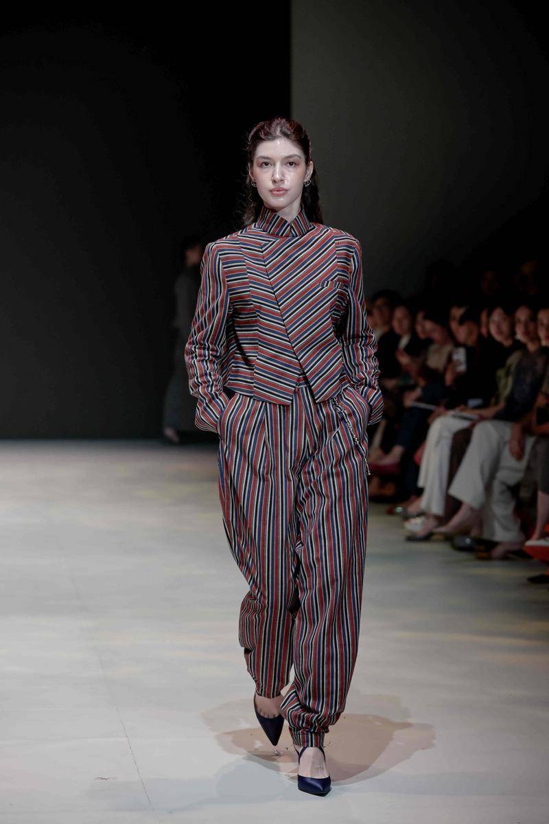 Koleksi IKAT Indonesia di PIFW 2025 (dok. rilis)