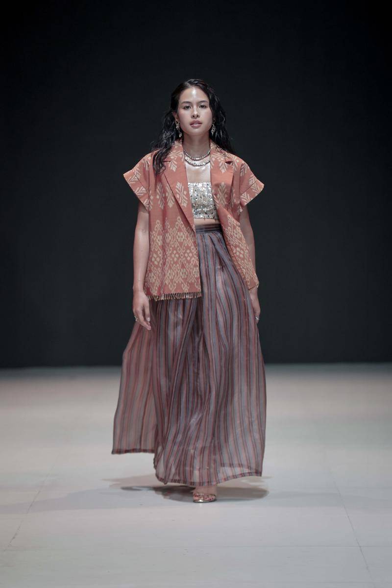Koleksi IKAT Indonesia di PIFW 2025 (dok. rilis)