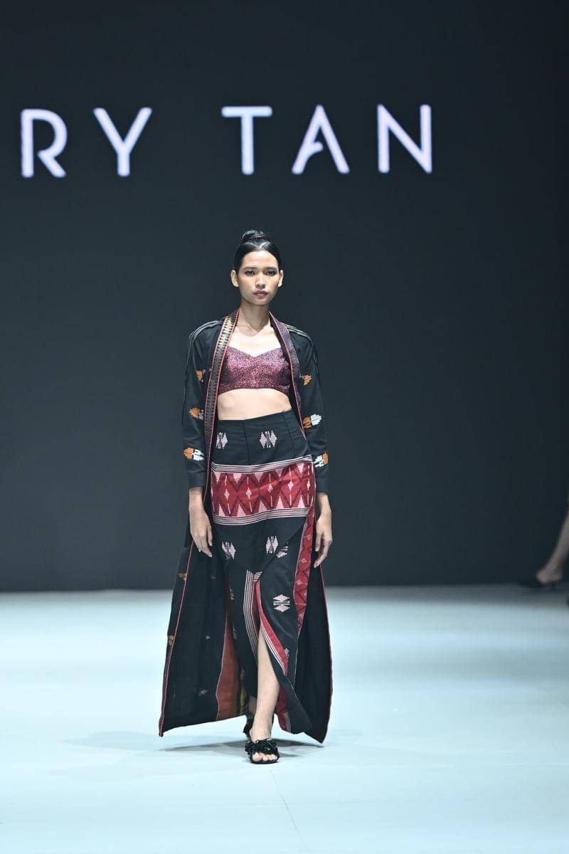 Koleksi CTI X Jeffry Tan di PIFW 2025 (dok. rilis)