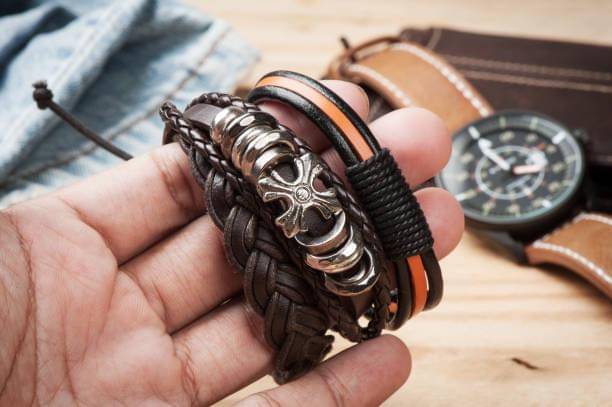 ilustrasi gelang pria (pexels.com/NorGal)