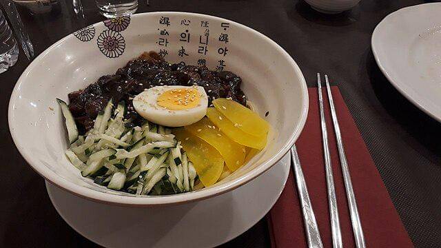 ilustrasi jajangmyeon dan danmuji (commons.wikimedia.org/Emanuele Oddo)