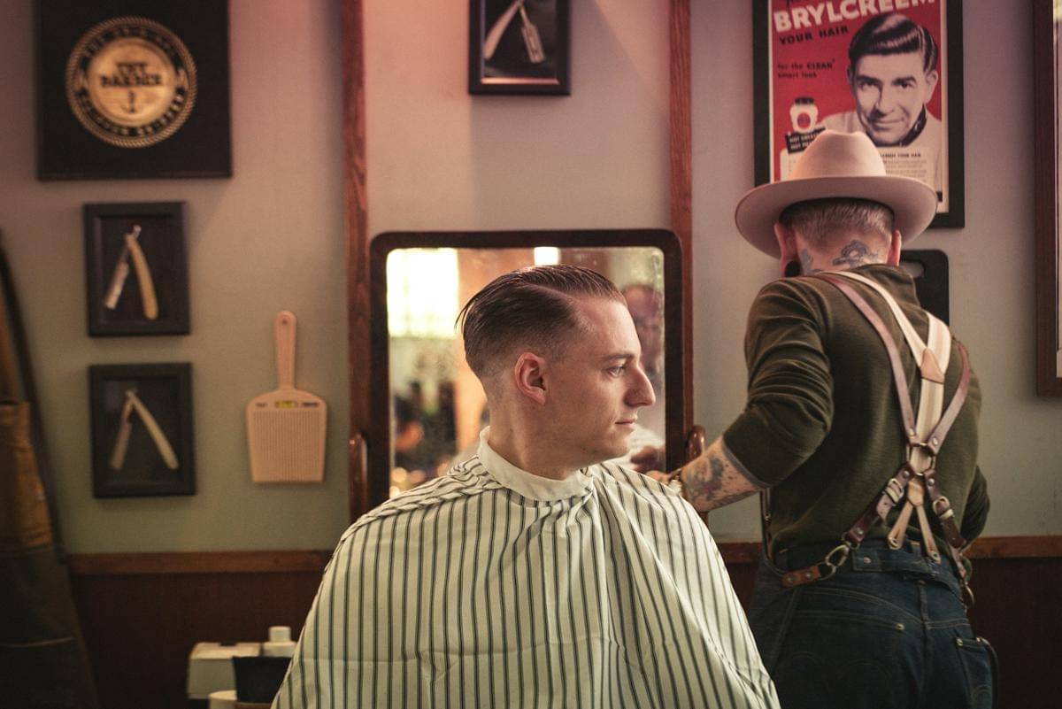 ilustrasi pria potong rambut (unsplash.com/Jez Timms)