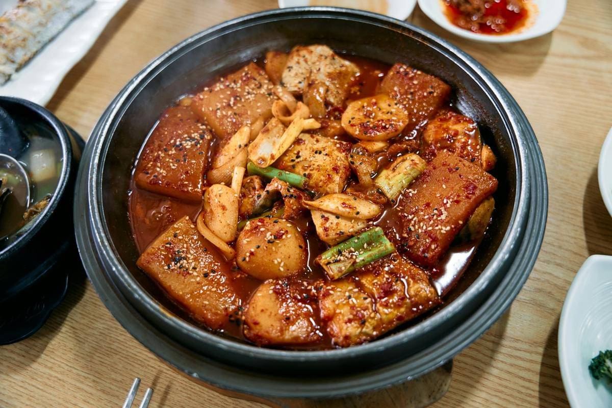 ilustrasi spicy fish cake tteokbokki 