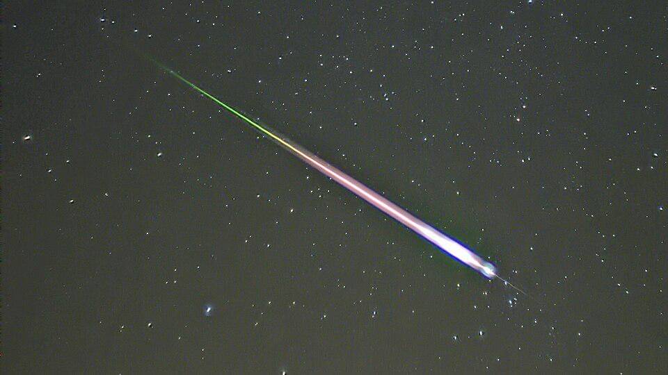Meteor yang jadi bagian Hujan Meteor Leonid melintas pada tahun 2009 silam. 