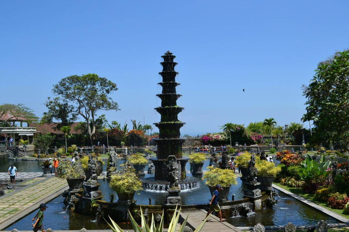 ilustrasi taman wisata di Bali 