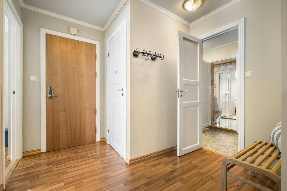 ilustrasi interior dengan pintu kayu 
