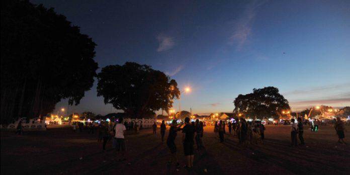 sekumpulan orang di alun-alun (visitingjogja.jogjaprov.go.id)