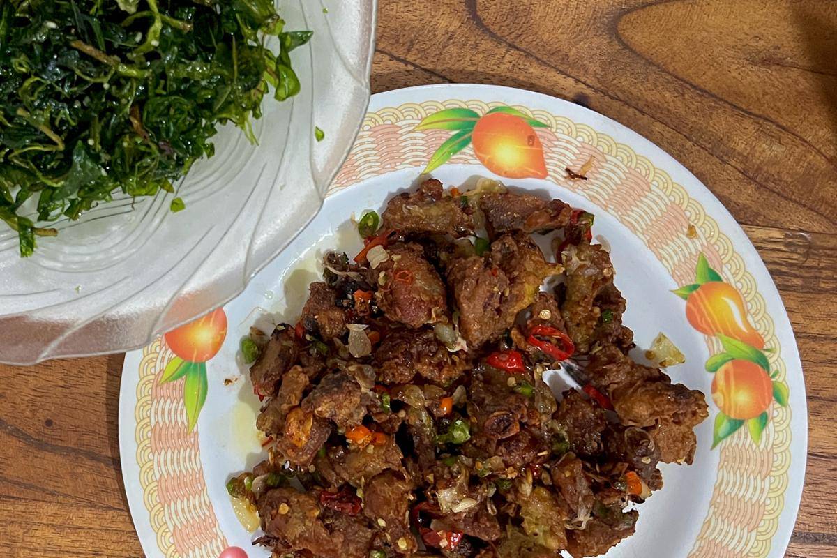 ilustrasi babi goreng crispy cabe garam 