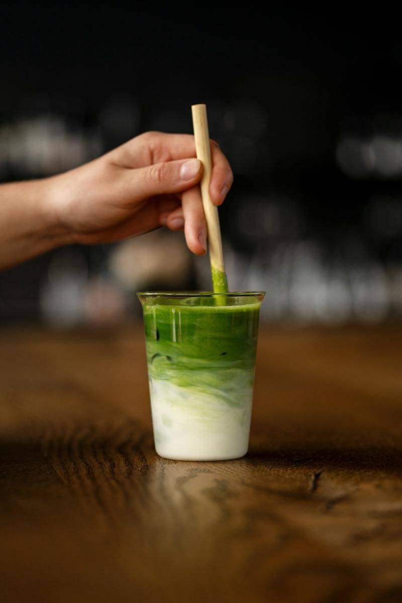 ilustrasi menuangkan matcha dengan lapisan susu
