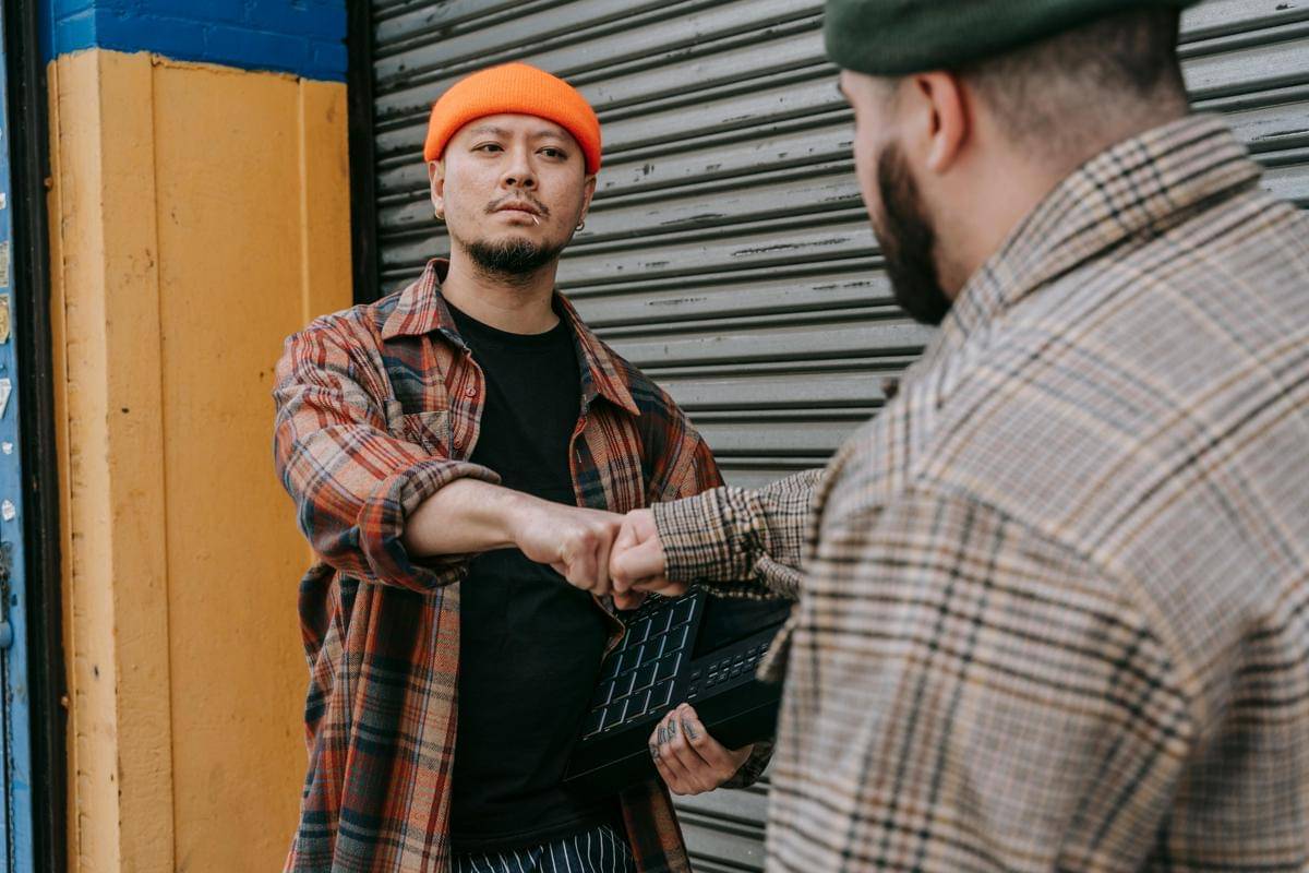 ilustrasi pria memakai topi beanie (pexels.com/Anna Pou)