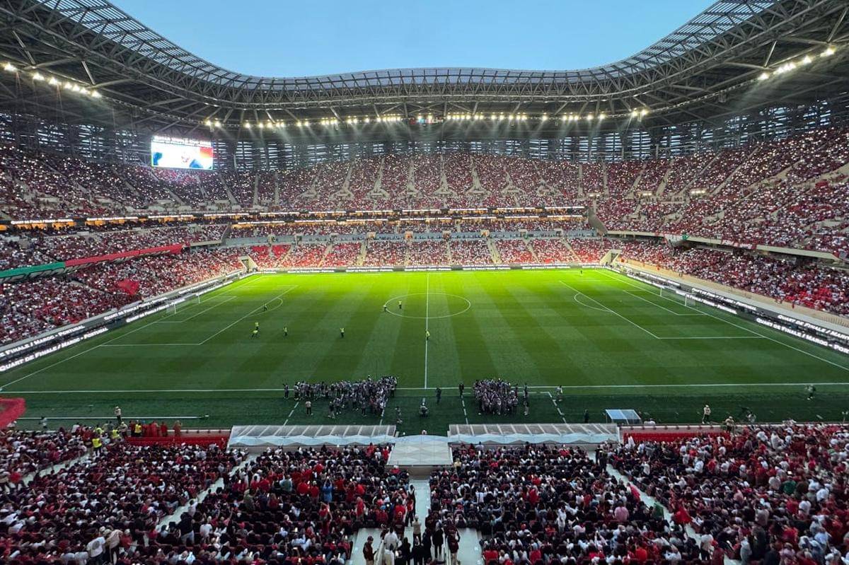 ilustrasi stadion menggelar pertandingan sepak bola 