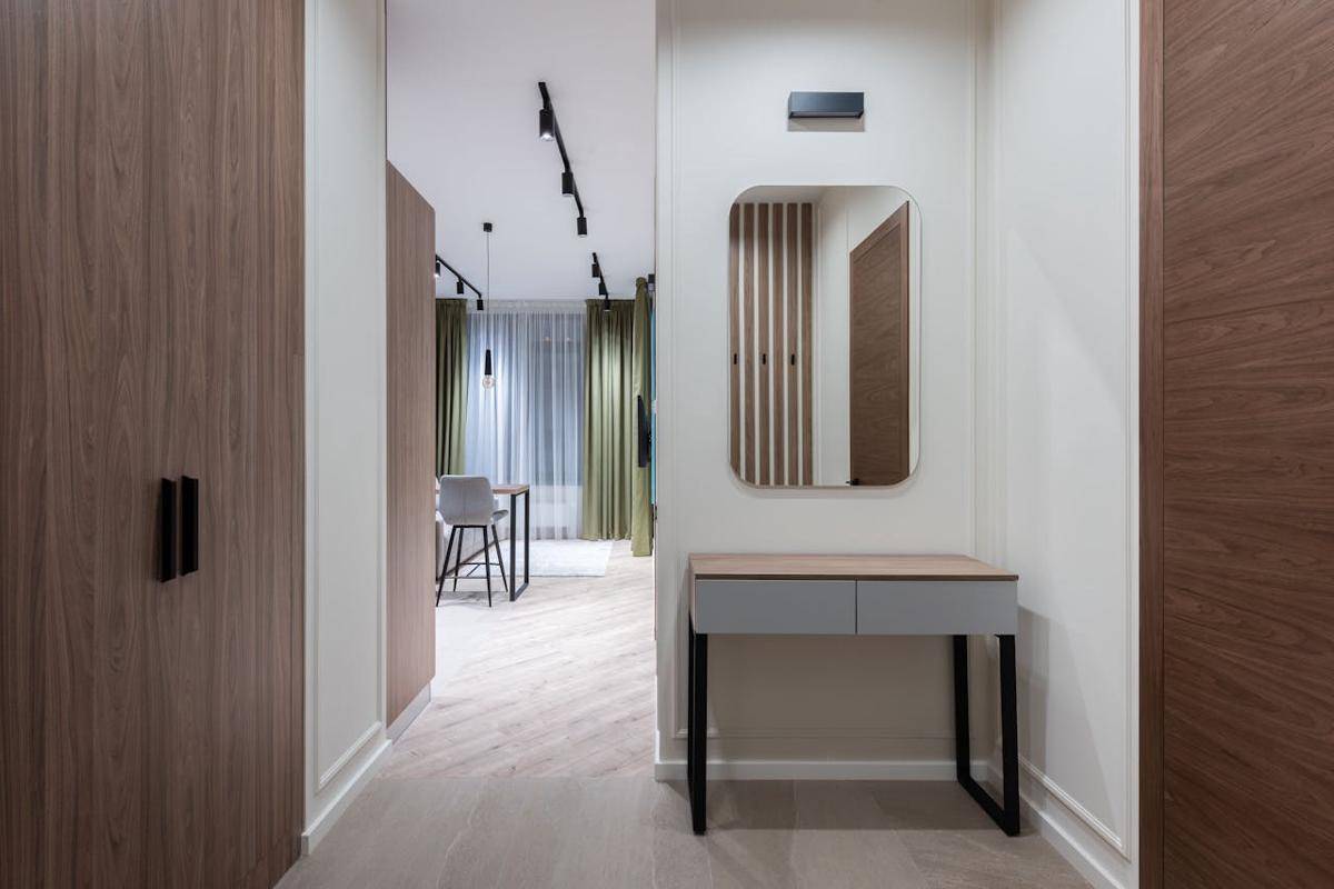 ilustrasi interior dengan pintu kayu 