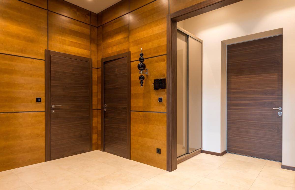 ilustrasi interior dengan pintu kayu 