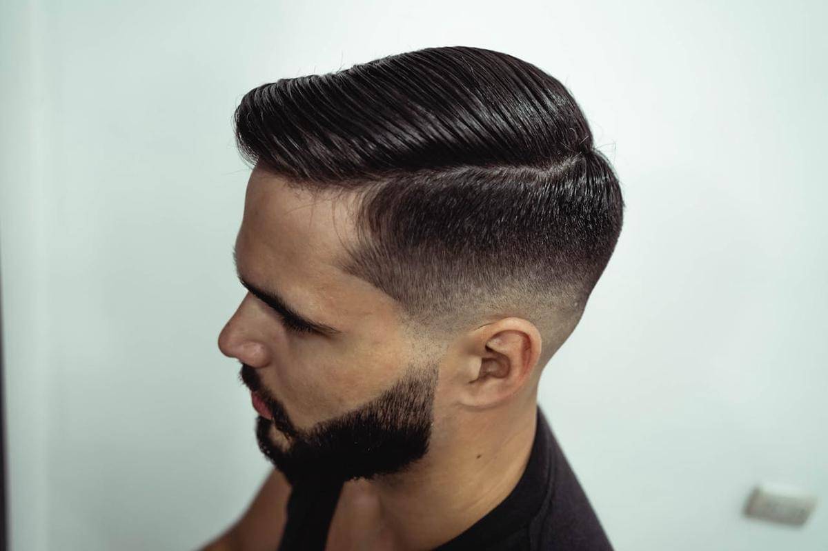 ilustrasi pria potong rambut (pexels.com/iam luisao)