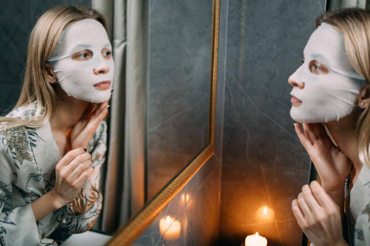 ilustrasi menggunakan sheet mask (pexels.com/Ivan Samkov)