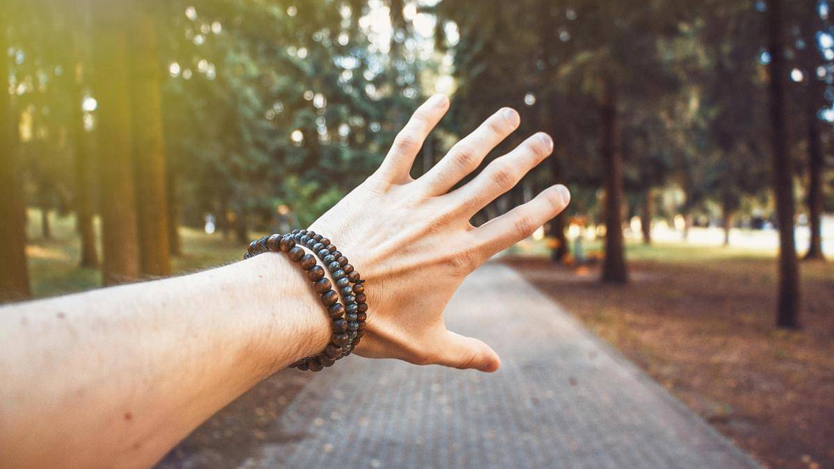 ilustrasi gelang pria (pexels.com/Jonas Svidras)