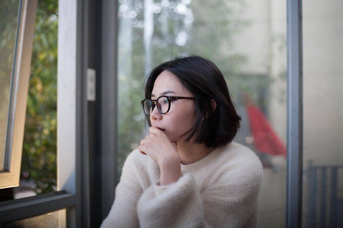 ilustrasi wanita merenung