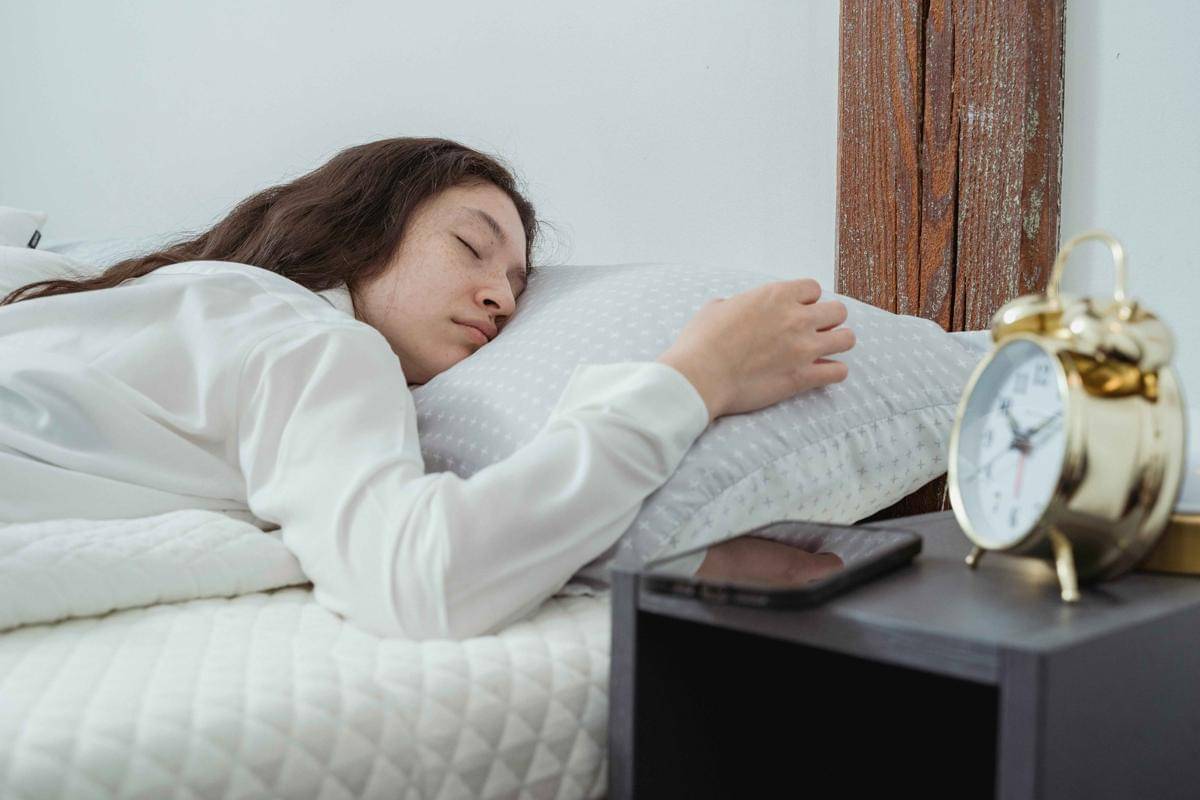ilustrasi letakkan ponsel jauh dari tempat tidur (pexels.com/Miriam Alonso)