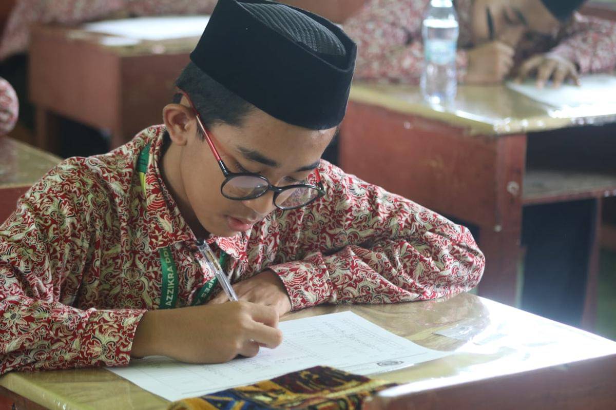Ilustrasi mengerjakan soal ujian. (Pexels.com/Muhaimin Abdul Aziz)