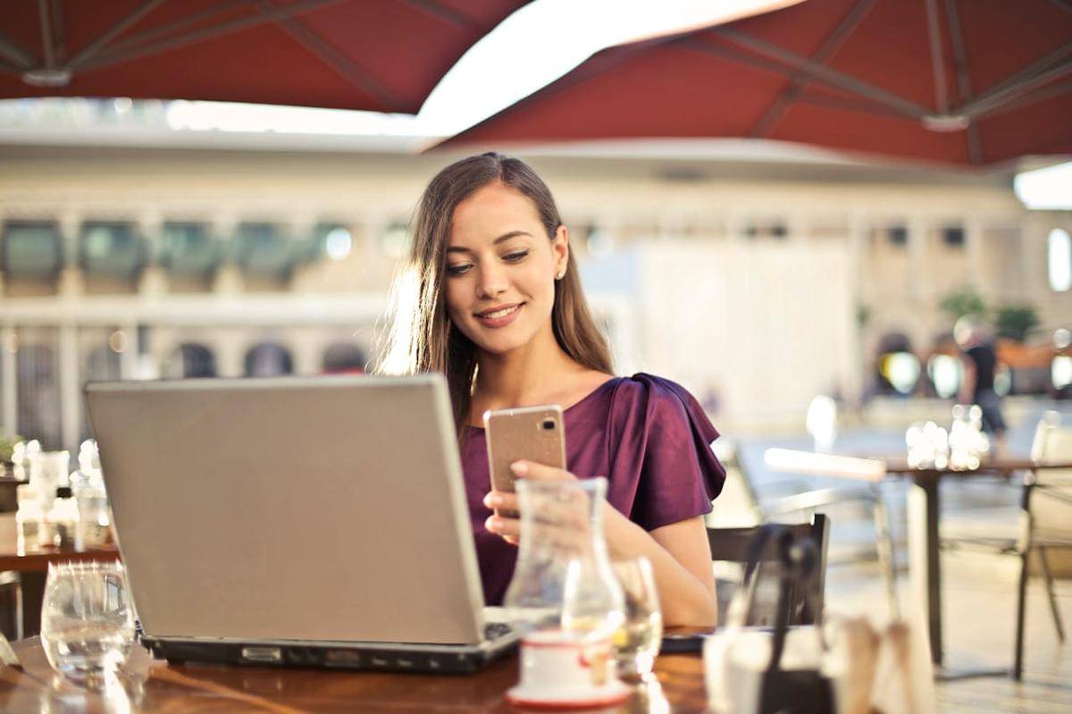 ilustrasi perempuan sedang membandingkan tiket pesawat di platform lain (pexels.com/Andrea Piacquadio)