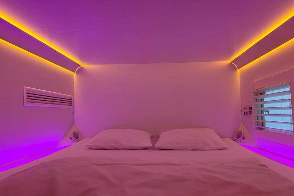 ilustrasi capsule hotel