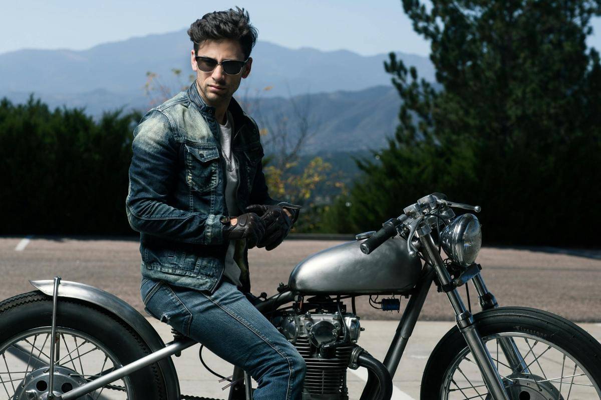 ilustrasi pria memakai jaket denim (pexels.com/Ryan Holloway)