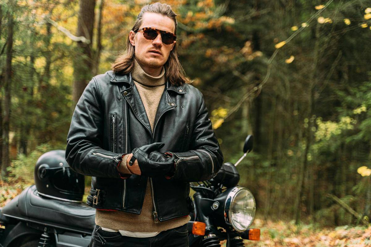 ilustrasi pria berjaket kulit (pexels.com/Antoni Shkraba Studio)