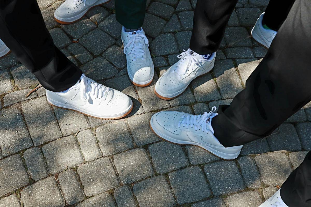 ilustrasi sneakers putih (unsplash.com/Richard Burlton)