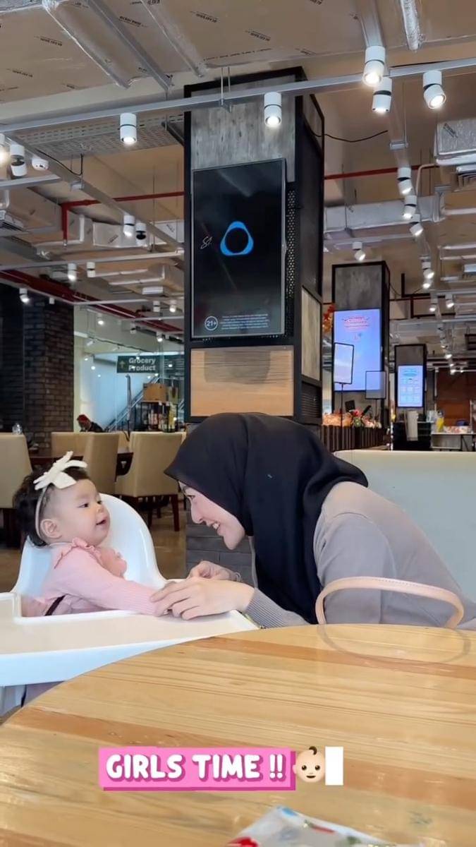 potret Larissa Chou dan anak bungsunya